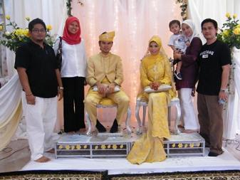 From left: Hubby, me, the groom and the bride, Nisa & Adam and her hubby (Abang Pidut)