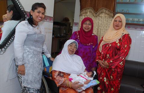 Sessi bergambar dengan Auntie Na, Onyang, Nek Ma & Nenek Haji